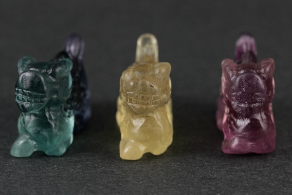 正面から見たフローライト龍彫